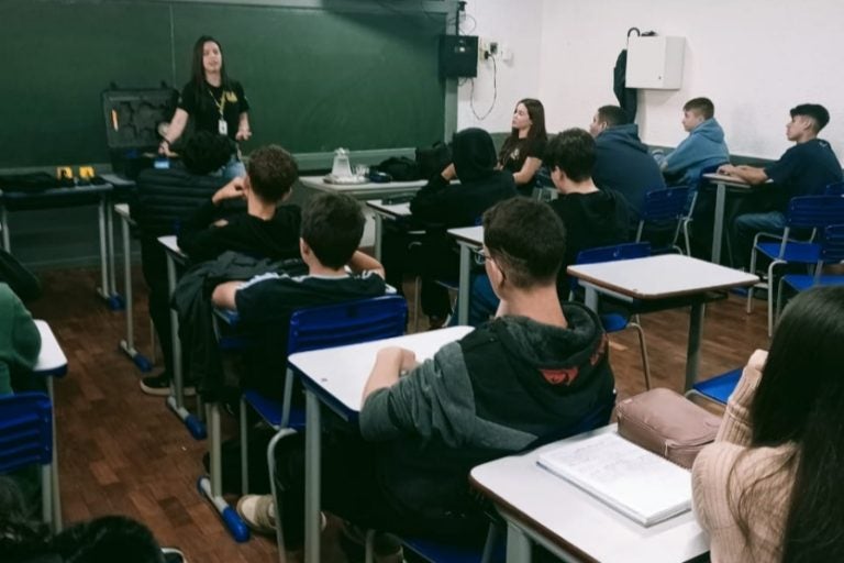 Polícia Científica: Ministrada pelas técnicas de perícia Naiara Menegueti e Letícia Santos, a palestra abordou tecnologias avançadas para investigação criminal e perícia.