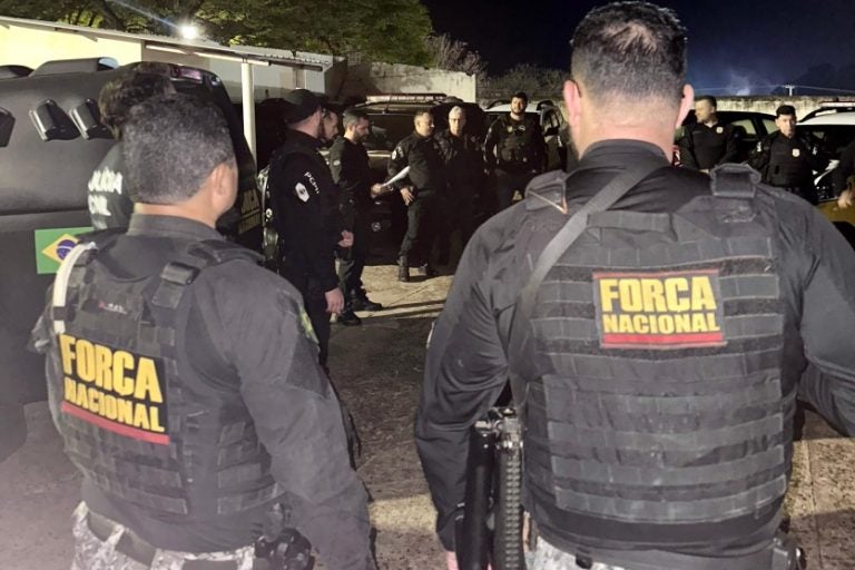 Polícia deflagra operação: a ação mobiliza 25 policiais e tem como alvo suspeitos de envolvimento com tráfico de entorpecentes, associação criminosa, lavagem de dinheiro e corrupção de menores.