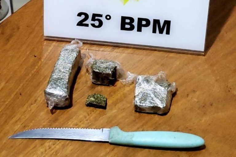 Polícia prende dois: A ação foi conduzida pela equipe Rotam, após denúncia anônima indicar possível comércio.
