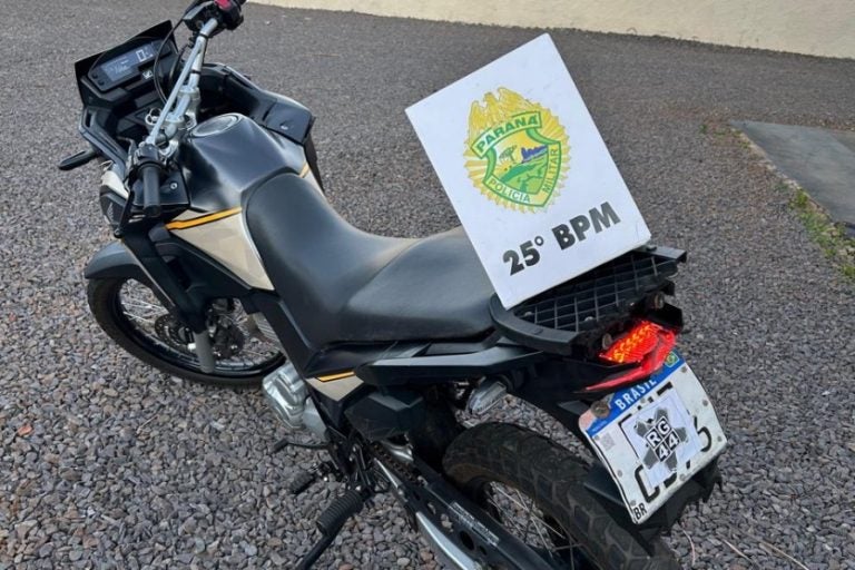 Polícia prende motociclista: O suspeito havia desobedecido à ordem de parada dada pelos PMs.