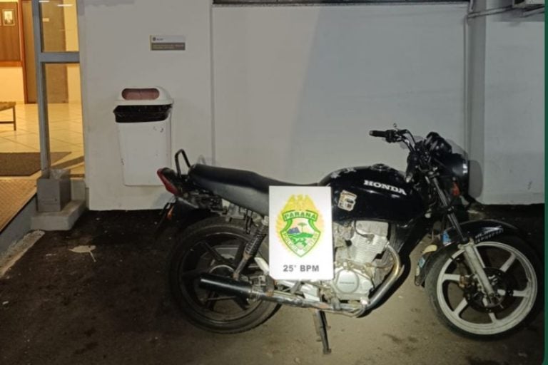 Polícia recupera motocicleta furtada: O veículo estava estacionado sobre a calçada.