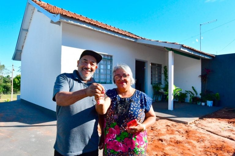 Prefeitura entrega moradia: o casal recebia apenas um benefício e dependia de doações da igreja e cestas básicas.