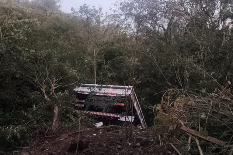 Caminhoneiro morre na PRC-487 após veículo cair em buraco