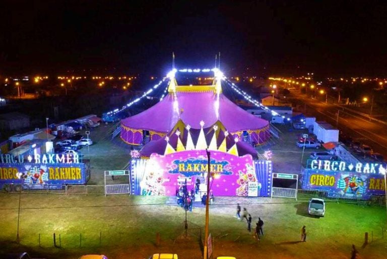 Umuarama Circo Apresenta Acrobacias, Personagens E Palhaços (1)