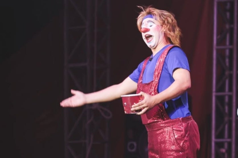 Umuarama Circo Apresenta Acrobacias, Personagens E Palhaços (2)