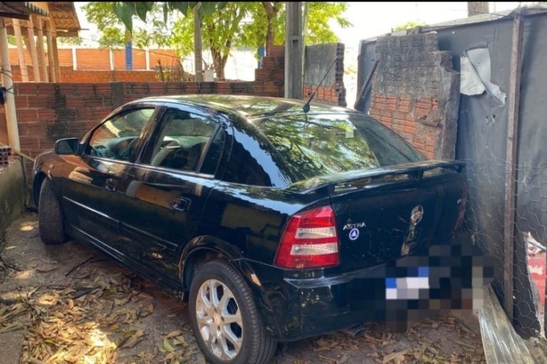 Veículo furtado: O automóvel foi recuperado após uma denúncia anônima.