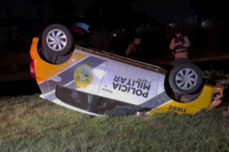 Viatura do 7º BPM: o grupo retornava de uma solenidade oficial quando o veículo perdeu o controle e capotou.