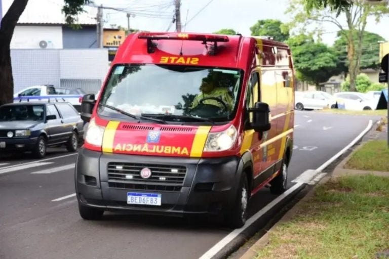 Condutor de Biz fica ferido ao colidir na traseira de caminhonete, em Umuarama