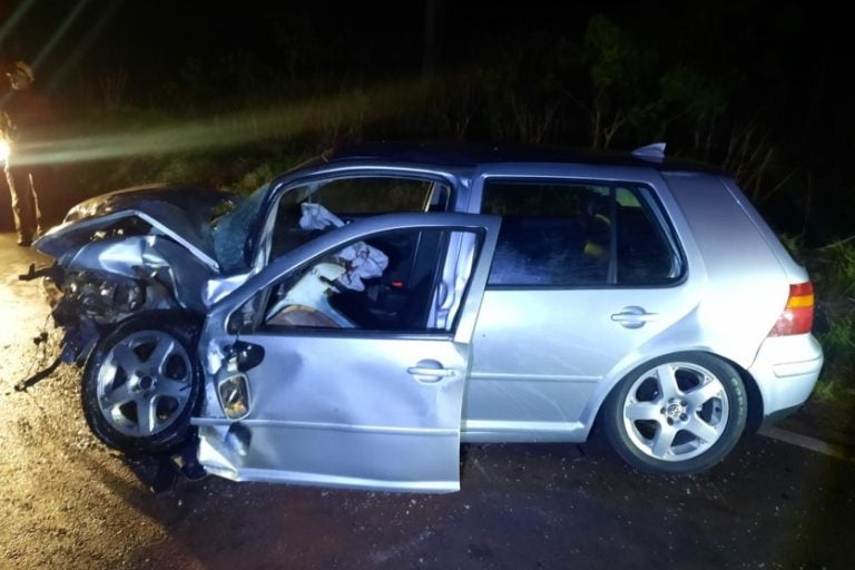 Colisão frontal na PR-317 deixa 3 pessoas feridas neste domingo