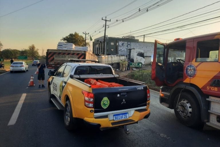 Motociclista morre na PR-317 após colisão com caminhão.