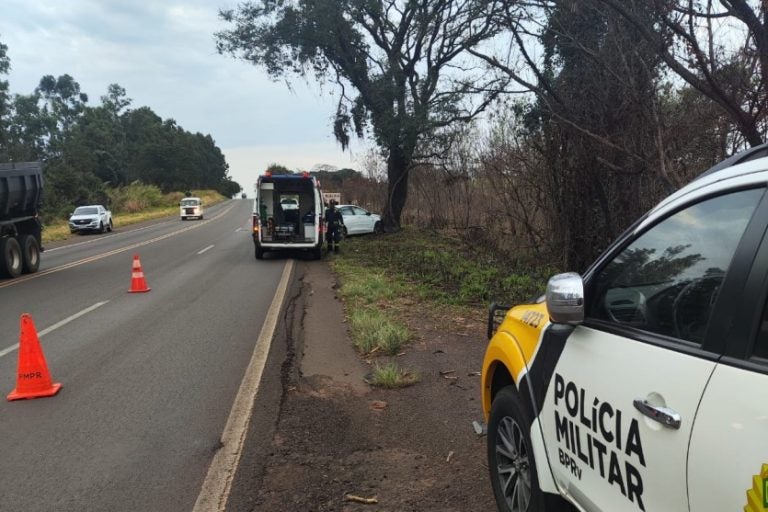 Colisão em árvore na PR-323, em Cruzeiro do Oeste, deixa ferido.