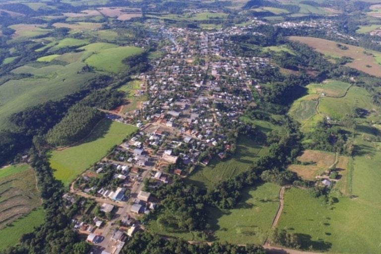 Paranaense é presa por abusar de jovem em aldeia indígena e divulgar imagens.
