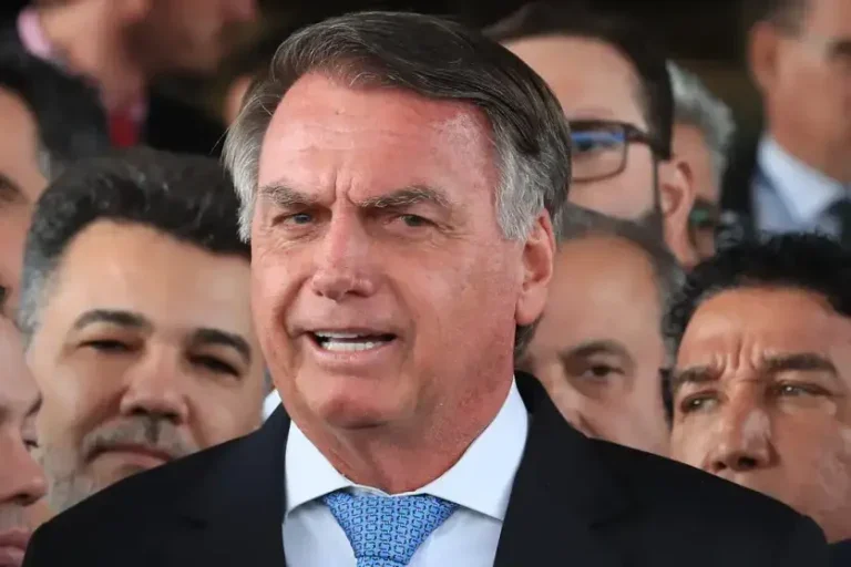 Bolsonaro nega tentativa de asilo político na Argentina e pede reversão da prisão domiciliar