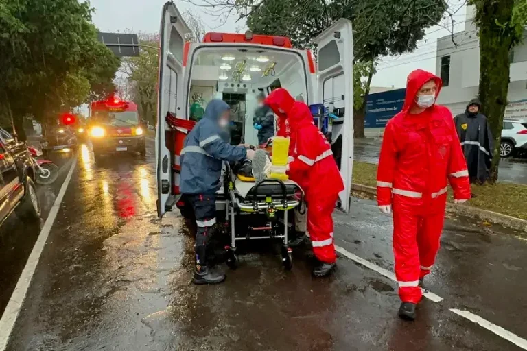 Mulher fica ferida: apesar de tentar parar a tempo, a motociclista não conseguiu evitar o choque.
