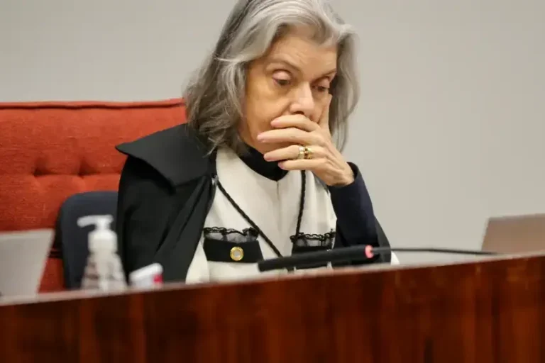 Cármen Lúcia vota hoje no julgamento de Jair Bolsonaro e aliados