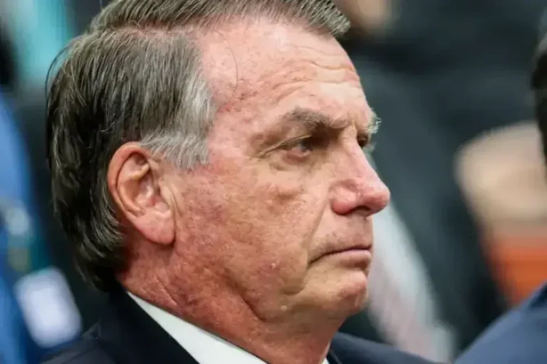 Bolsonaro tem duas lesões compatíveis com câncer de pele, diz médico