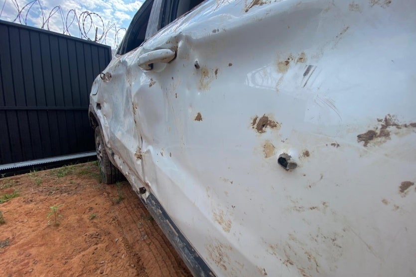 Imagens mostram estado da caminhonete após ser desenterrada em Icaraíma