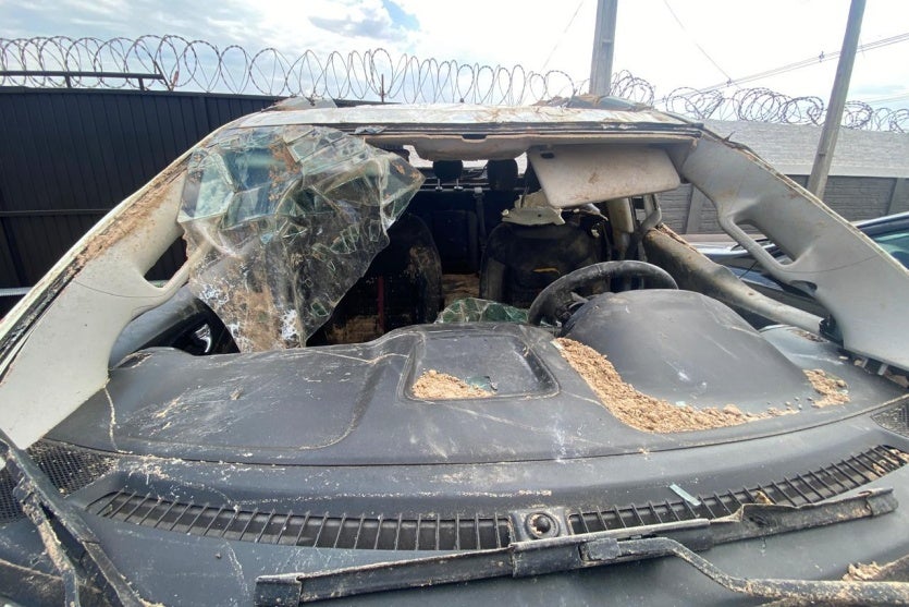 Imagens mostram estado da caminhonete após ser desenterrada em Icaraíma