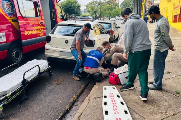 Acidente entre moto e carro: