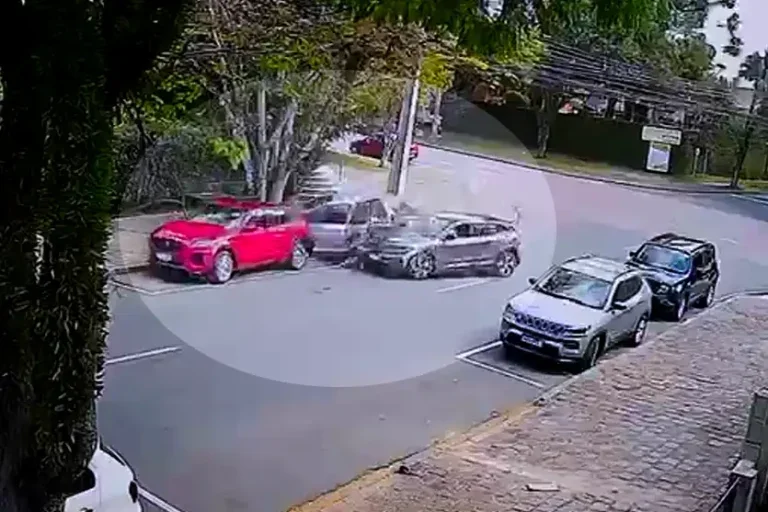 Adolescente Furta Carro Importado E Causa Colisão Durante Fuga