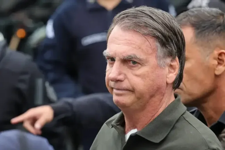 Bolsonaro Teve Pré Síncope, Vômito E Queda De Pressão, Diz Defesa