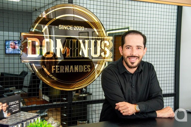 Cabeleireiro que Começou Sob Pé De Manga Comemora Sucesso (1)