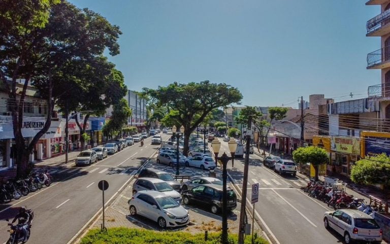 Aciu orienta empresários do Centro de Umuarama sobre acessibilidade em calçadas.