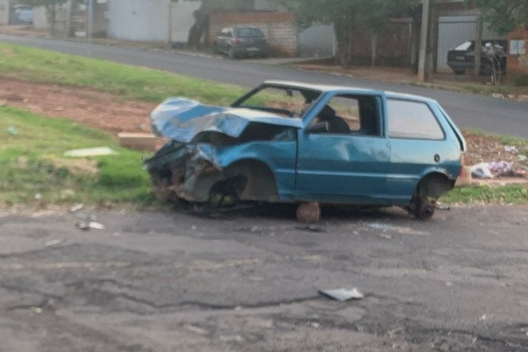 Carro abandonado: o veículo, um Uno Mille batido, foi deixado na Rua dos Taxistas há cerca de 20 dias.