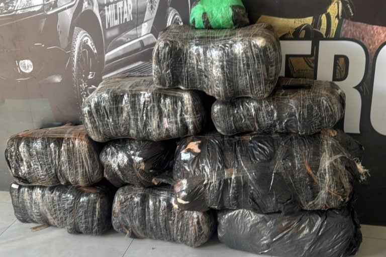 Maconha em carro que capotou em Umuarama totaliza 128,5 kg