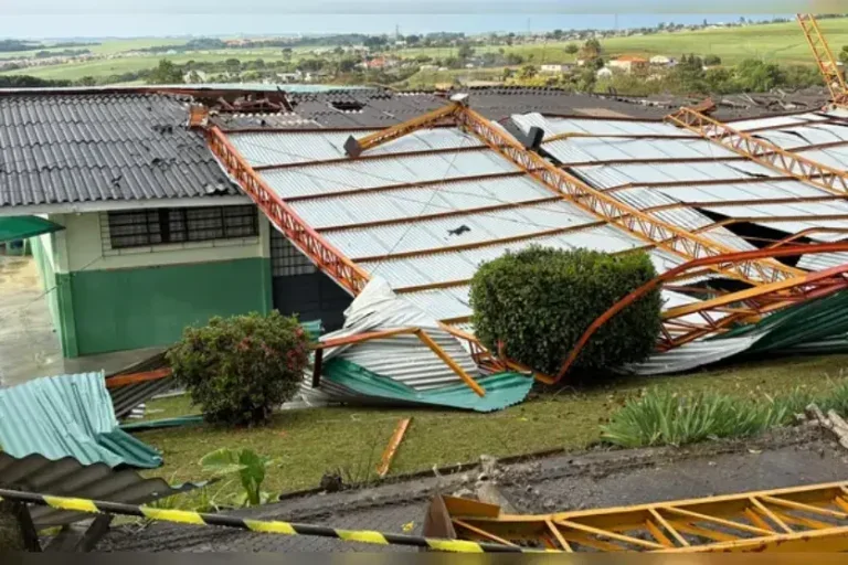 Chuvas fortes e ventos: em Bandeirantes, no Norte, duas torres de alta tensão caíram com a força dos ventos. Cerca de 400 mil imóveis estão sem energia no Estado