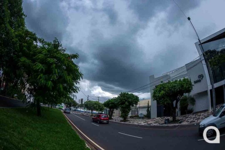 Condutores devem ficar atentos a semáforos inoperantes em Umuarama.