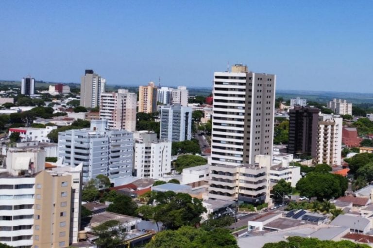 Clima típico de primavera: a umidade relativa do ar deve variar durante o dia, dando a sensação de ar seco pela manhã e maior conforto ao entardecer.