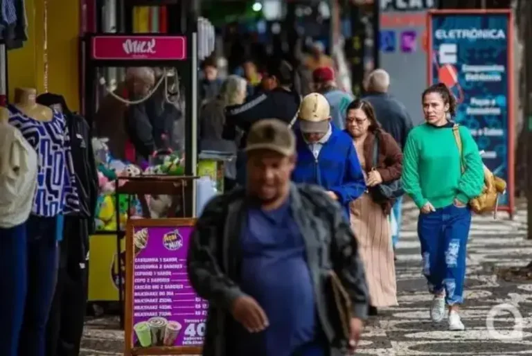 Comércio de rua umuaramense funciona das 9h às 13h neste sábado