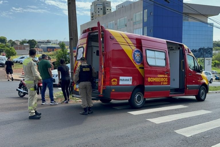 Colisão em frente à Uopeccan de Umuarama deixa motociclista ferido.