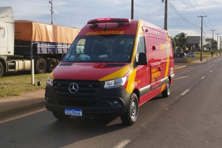 Pai e filho ficam feridos na PR-323, em Umuarama, após colisão com carro