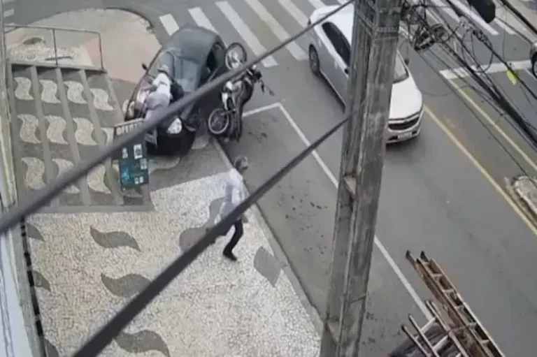Pedestre que usava muletas é atropelado por carro que colidiu e invadiu calçada