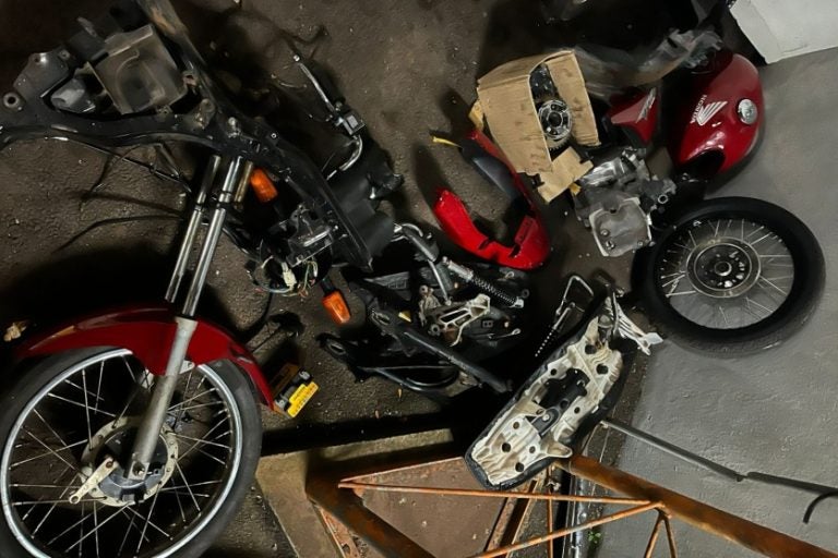 Moto furtada é encontrada desmontada no Jardim Araucária