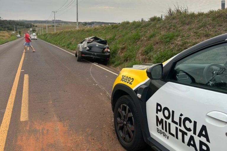 Capotamento na PR-580, em Umuarama, deixa motorista ferido.