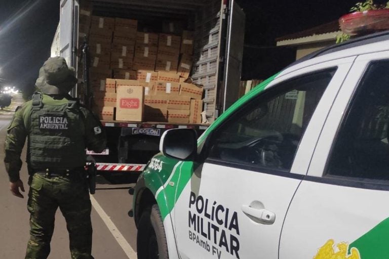 PMAmb persegue e apreende caminhão lotado com cigarros, em Icaraíma