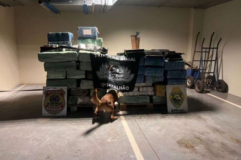 PF apreende 1,6 tonelada de maconha, armas e munições em Nova Santa Rosa.