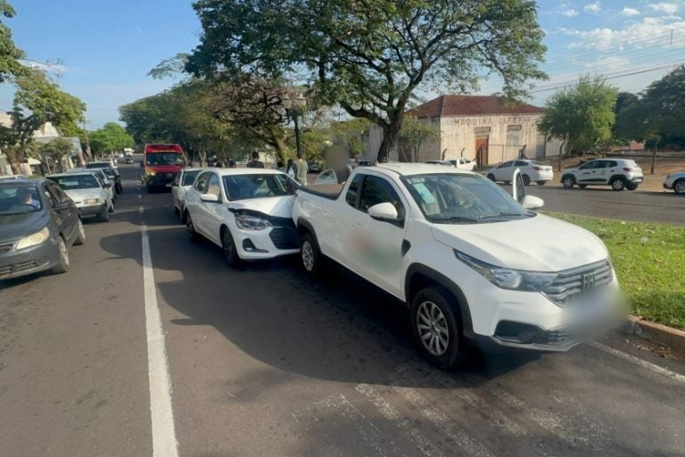 Carro desce de ré e colide em outros veículos na Av. Castelo Branco, em Umuarama.