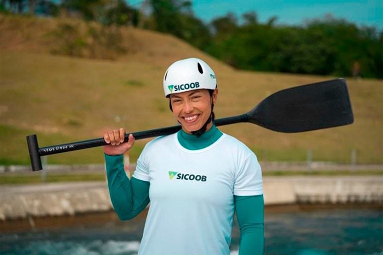 Sicoob anuncia patrocínio à atleta olímpica Ana Sátila e reforça presença no esporte.