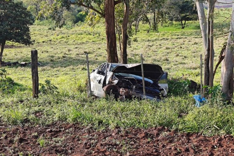 Motorista com carro de Umuarama morre em capotamento na PR-488.
