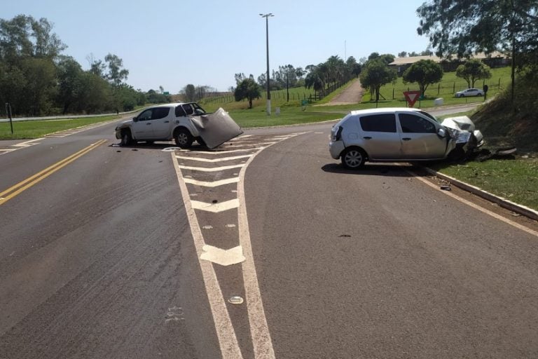Carro de Umuarama se envolve em colisão com caminhonete em Altônia.