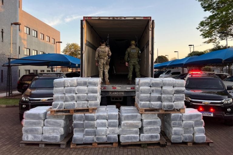 Mais de 3 toneladas de droga são apreendidas com caminhoneiro em Palotina.