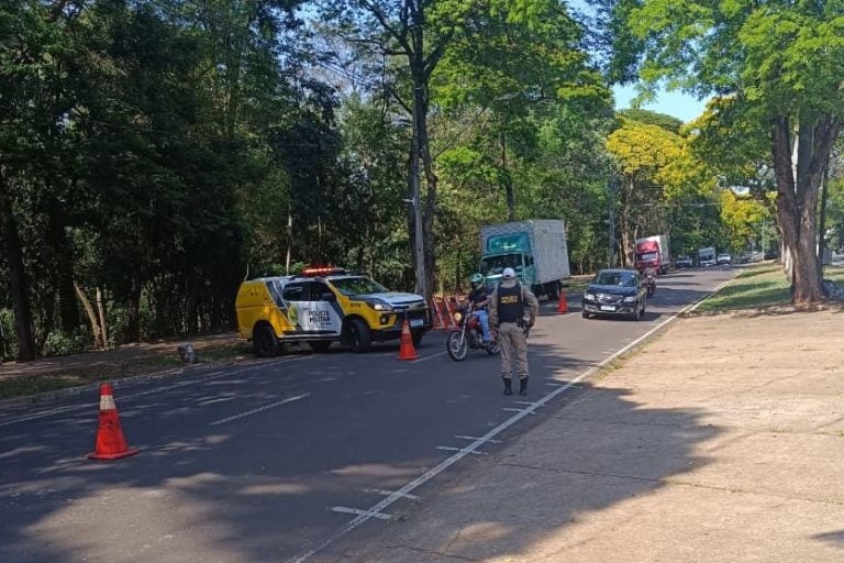 Blitz educativa na Parigot de Souza busca reforçar trânsito seguro em Umuarama.