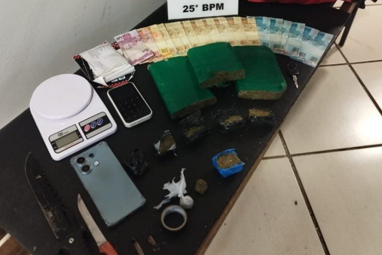 PM apreende maconha, dinheiro e objetos usados no tráfico, em Umuarama