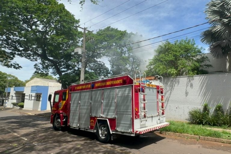 Bombeiros combatem incêndio em residência no Jardim Social.
