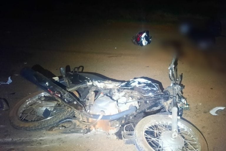Grave acidente na PR-486 mata motociclista que colidiu com caminhão