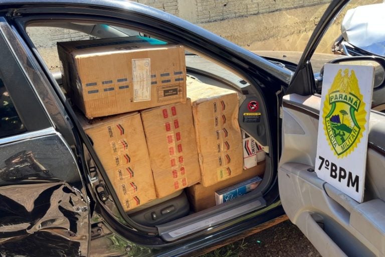 Perseguição em Cidade Gaúcha termina em colisão e apreensão de cigarros.